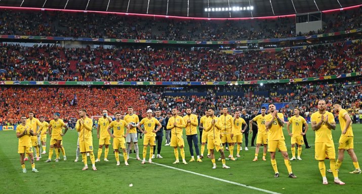 Echipa națională salută galeria, la finalul meciului cu Olanda, 0-3.
