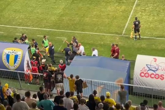 Conflict aprins între Hanca și Lennon! A ieșit un haos în toată regula pe margine, în timpul derby-ului dintre Petrolul și Rapid