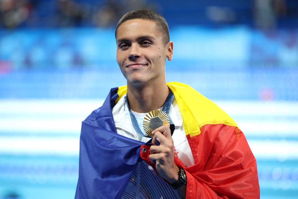 David Popvici cu medalia de aur la 200m liber și tricolorul la JO de la Paris, 29 iulie 2024