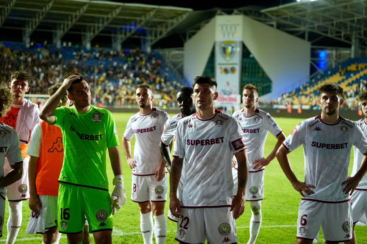 Jucătorii Rapidului, la finalul meciului cu Petrolul