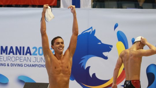 Fotografia care face cât o mie de cuvinte. Momentul în care Nadia nu știa că va premia un viitor campion olimpic. Cum arăta David Popovici în urmă cu 10 ani