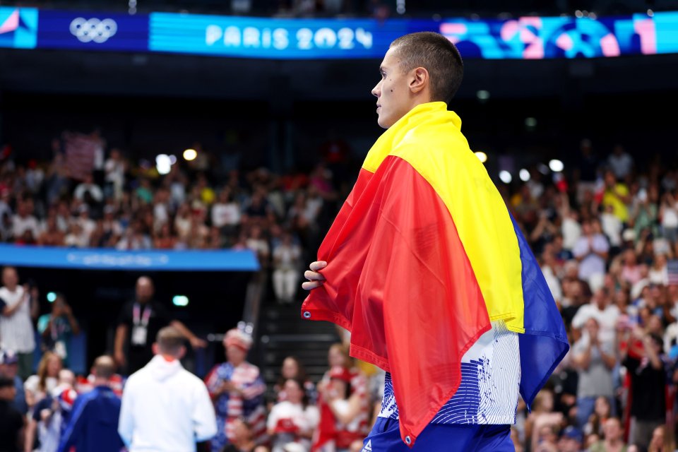 David Popovici după ceremonia de medaliere a probei de 200m liber, unde a câștigat aurul, JO de la Paris, 29 iulie 2024