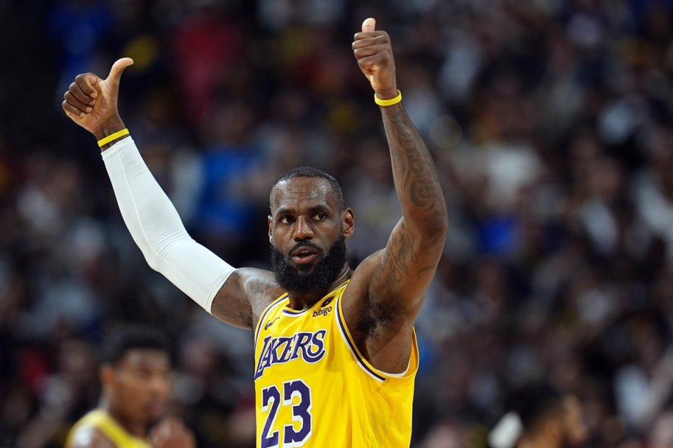 LeBron James a jucat la 3 echipe în NBA