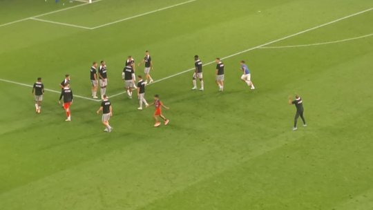 Doi copii, fani ai FCSB, au intrat pe teren la Supercupă! Ce au făcut stewarzii imediat și cum au ”răspuns” cei mici