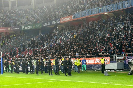 Scene uluitoare în Ghencea! Peluza Sud a Stelei a vrut să îi atace pe fanii FCSB după finalul Supercupei. Ce au făcut jandarmii prezenți la stadion