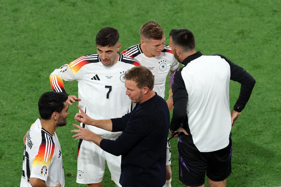 Julian Nagelsmann (în negru), selecționerul Germaniei, vorbește cu jucătorii săi Ilkay Guendogan și Kai Havertz (de la stânga la dreapta), în timp ce Toni Kroos ascultă indicațiile unuia dintre secunzi în partida Germania - Danemarca 2-0, șaisprezecimi EURO 2024, Football Stadium Dortmund, Germania, 29 iunie 2024