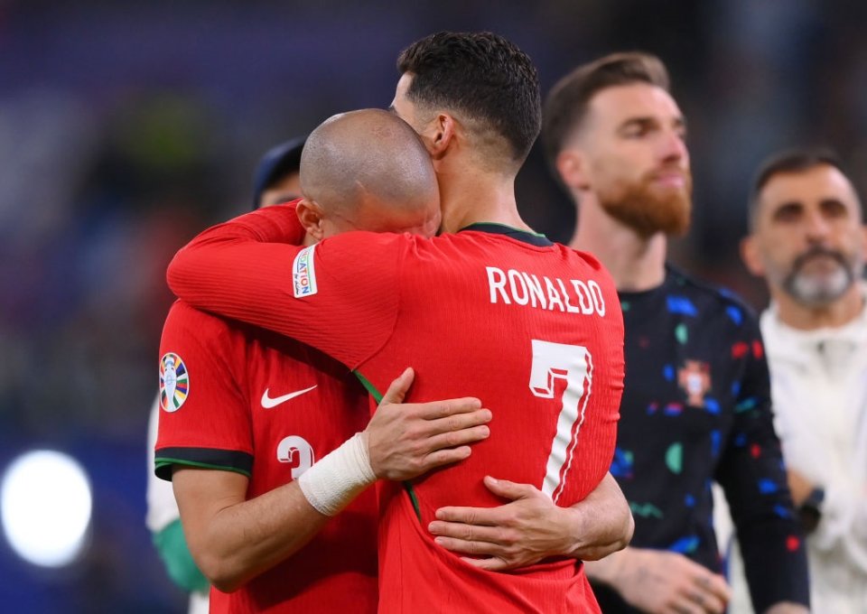 Pepe a plâns ca un copil în brațele lui Cristiano Ronaldo, după ce Portugalia a fost eliminată de Franța