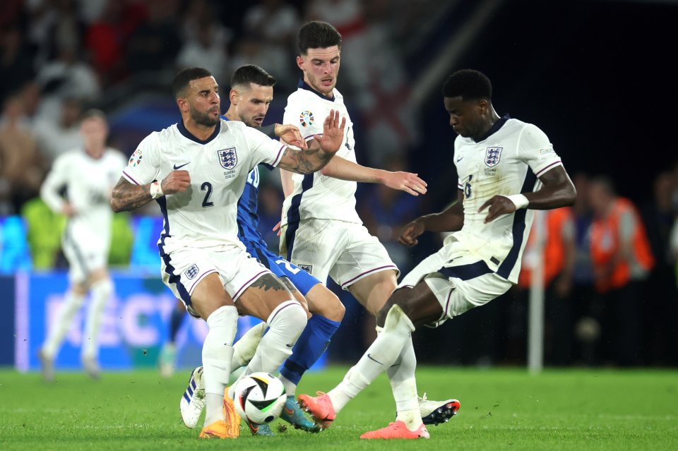 Petar Stojanovic (Slovenia, în albastru) în dispută pentru balon cu Kyle Walker, Declan Rice și Marc Guehi (Anglia, de la stânga la dreapta), EURO 2024, faza grupelor, Koln, Germania,  25 iunie 2024