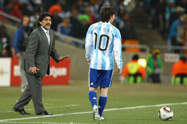 Maradona (stânga) și Messi (dreapta)