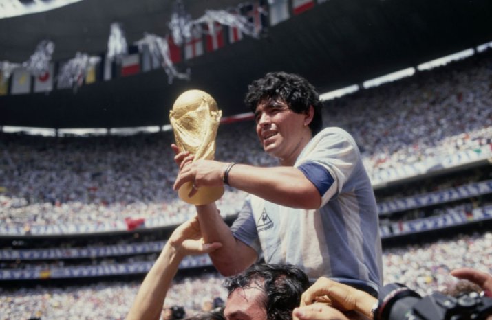 Maradona, cu trofeul în brațe la CM 1986