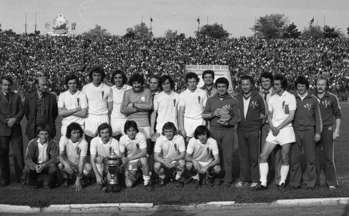 În 1980, Poli câștiga Cupa României, după 2-1 în finală cu Steaua. Imediat după acel meci, Liță ajungea pe Bega. Jackie Ionescu e al doilea din stânga, pe rândul de sus