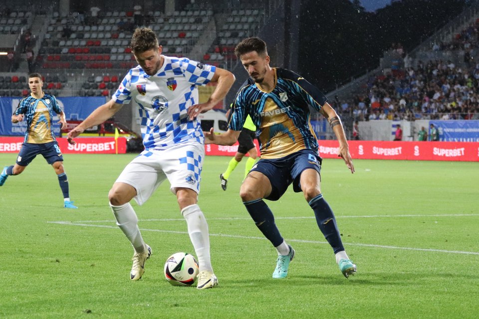 Sergiu Buș și Dejan Petrovic în meciul de fotbal dintre FC Corvinul Hunedoara și RIJEKA