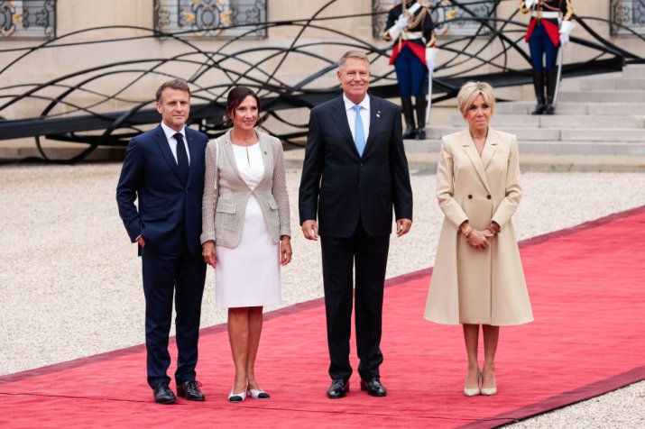 Klaus Iohannis, întâmpinat de Emmanuel Macron la JO de la Paris