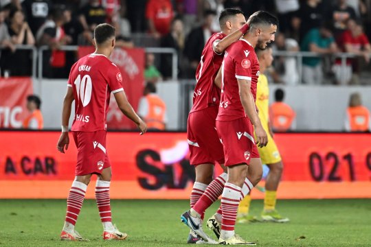 Huiduit stagiunea trecută, aplaudat în acest început de sezon. Secretul unuia dintre cei mai în formă fotbaliști de la Dinamo: ”Încă nu este la nivelul său maxim!”