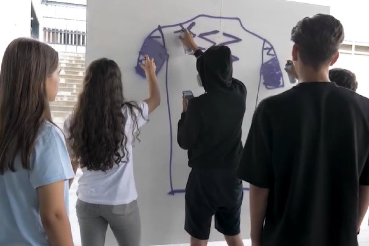 Momentul în care tricoul, creat cu ajutorul unor spray-uri pentru grafitti, prinde contur
