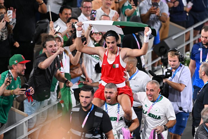 Khelif a fost purtată pe brațe de antrenorul lotului algerian după finalul confruntării pentru aurul olimpic