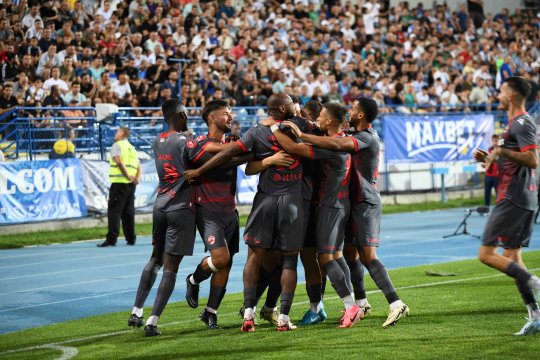 Venirea-cheie care a ”propulsat-o” pe Dinamo în acest start de sezon: ”Este o legendă!”. Ce transfer mai așteaptă fostul căpitan al ”câinilor”