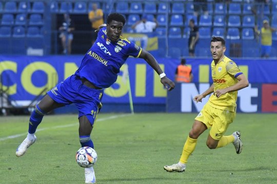 Jordan Gele a explicat gestul pentru care a primit cartonaș roșu în meciul cu Petrolul: ”Mă împingea tot timpul!”. Ce a spus Denis Rusu după eșecul suferit
