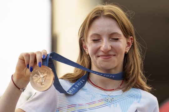 Un bărbat deghizat în jandarm și cu un pistol asupra sa, prezent la evenimentul la care a fost premiată Ana Bărbosu, a fost prins de polițiști!