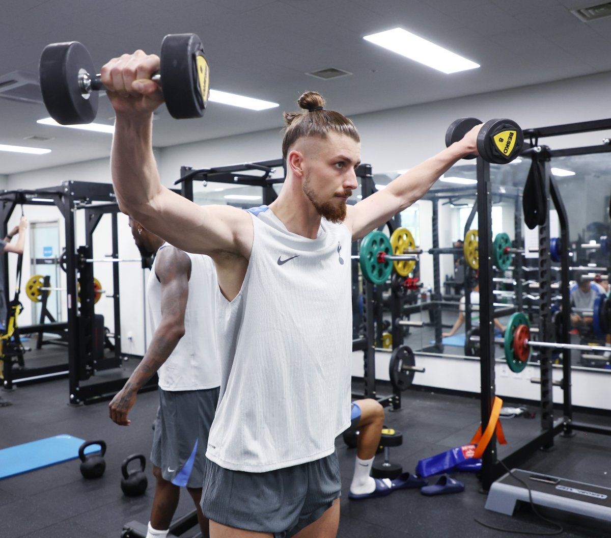 Radu Drăgușin evoluează la Tottenham din ianuarie 2024