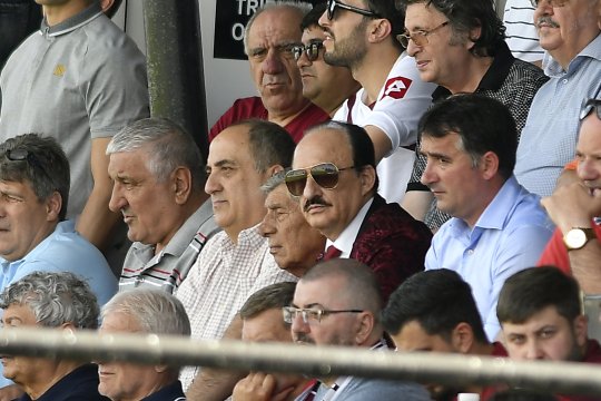Îl recunoști? Schimbare drastică a fostului patron de la Rapid. Și-a făcut implant de păr și s-a vopsit albastru