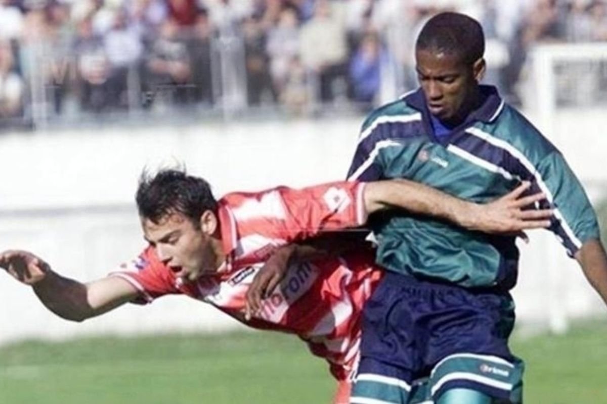 Eric Fannis (foto, în dreapta), într-un duel cu Giani Kiriță, pe atunci jucător activ la Dinamo