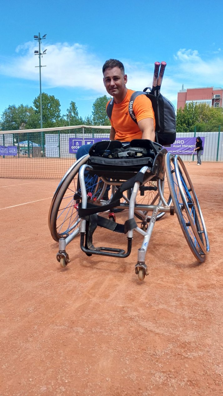 Ciprian Anton este practicant al tenisului în fotoliu rulant