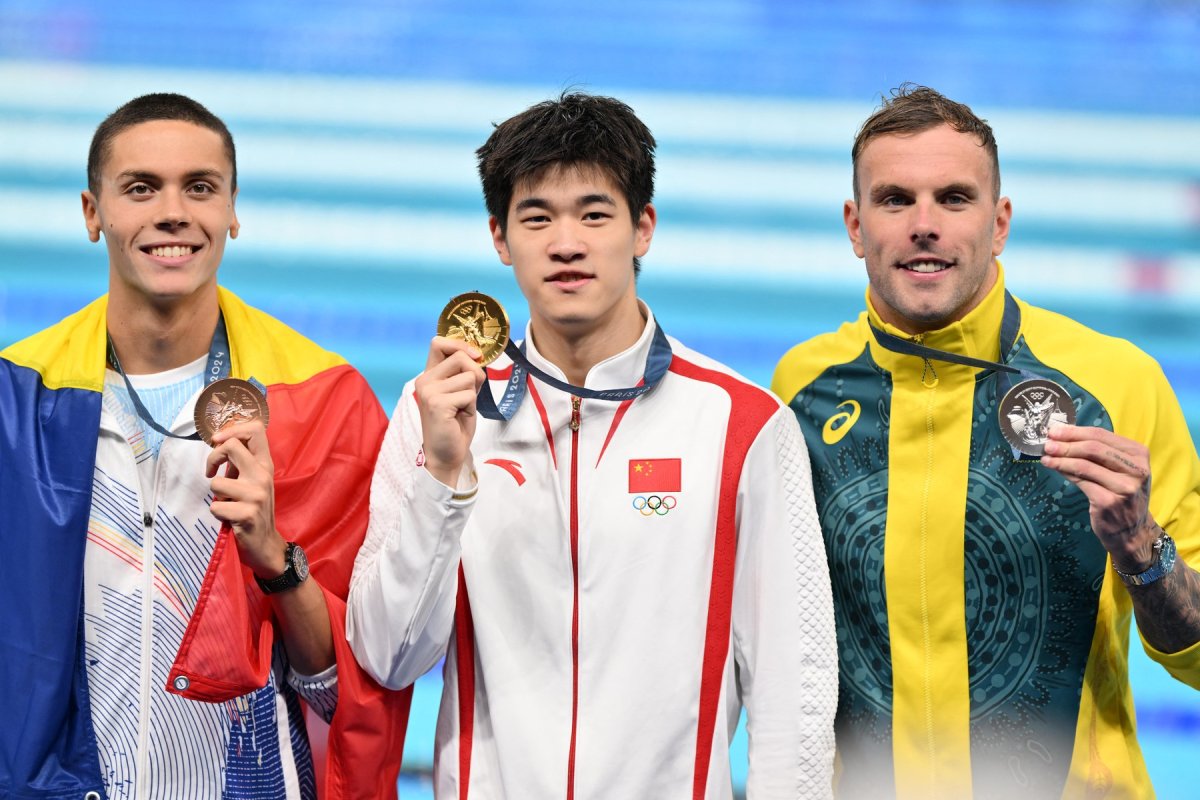 David Popovici (stânga), Pan Zhanle (centru) și Kyle Chalmers (dreapta), cu medaliile câștigate în proba de 100 m liber de la JO