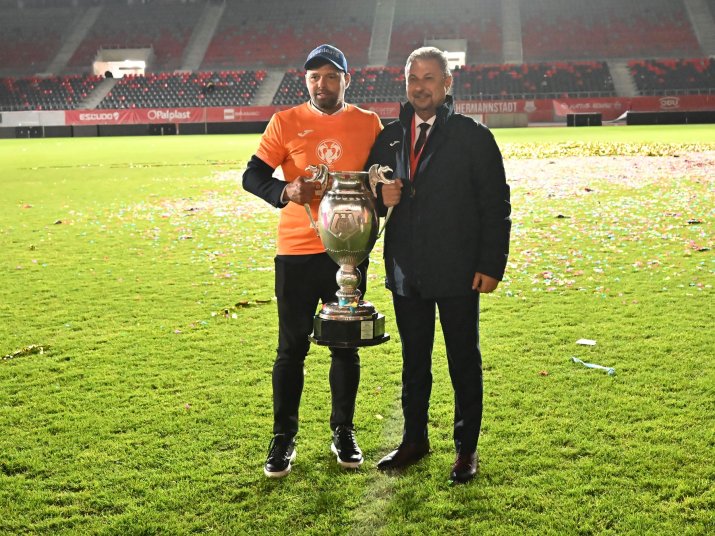 Dan Bobouțanu (dreapta), alături de Florin Maxim, după ce Corvinul Hunedoara a câștigat Cupa României