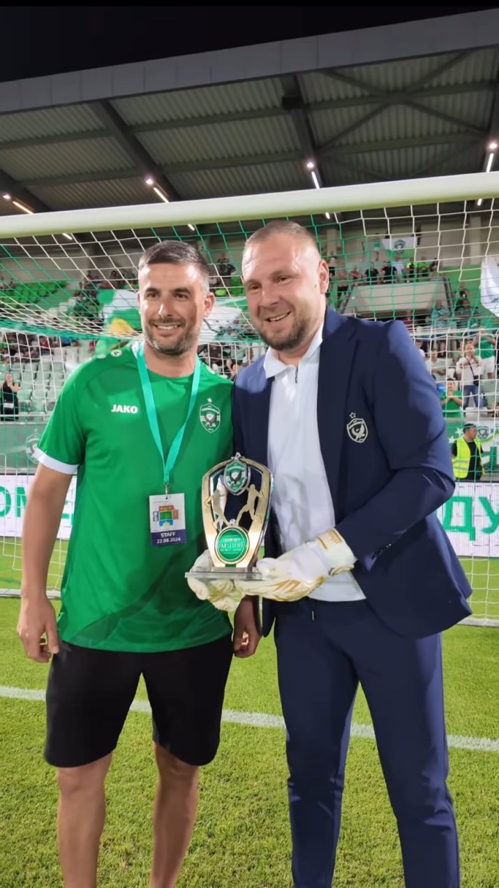 Cosmin Moți a primit un trofeu.