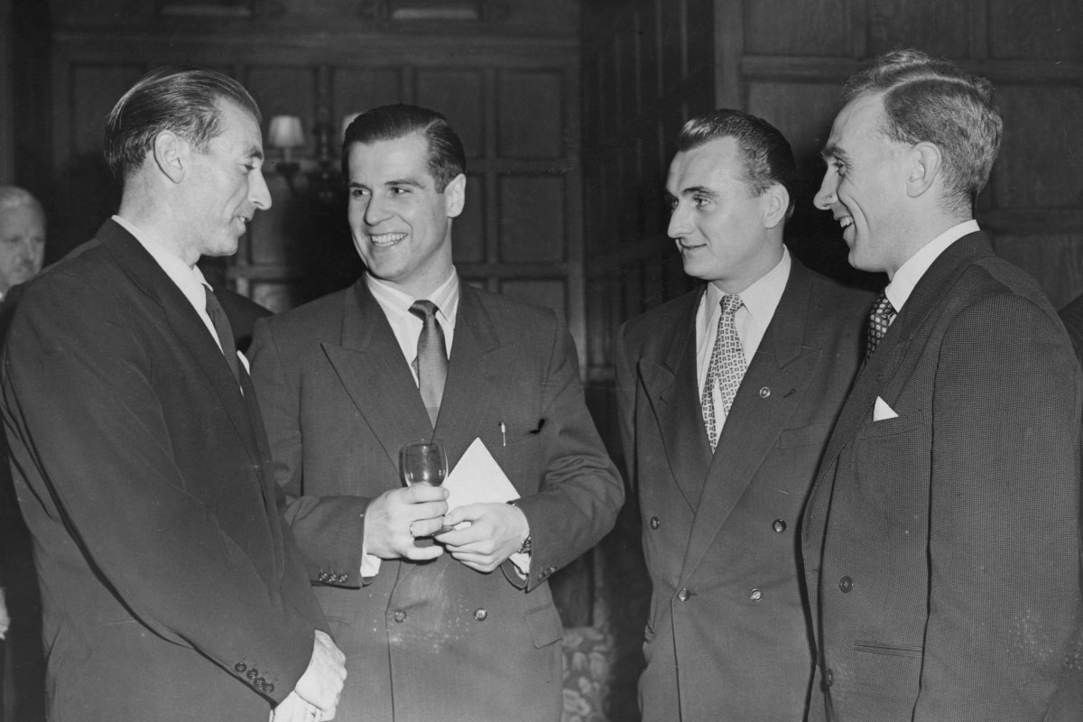 Posipal (al doilea din dreapta), alături de câteva staruri din urmă cu șapte decenii: Stanley Matthews (primul din stânga), Fritz Herkenrath (al doilea din stânga) și Billy Wright (primul din dreapta)