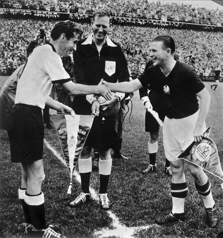 Căpitanii finalistelor din 1954, Fritz Walter și Ferenc Puskas
