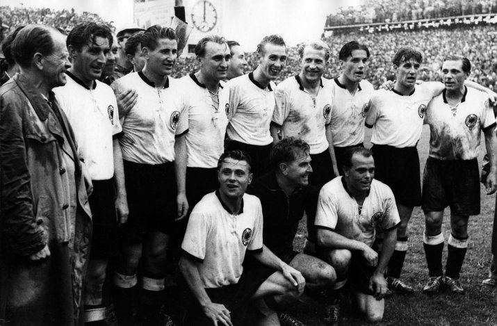 Campioana mondială din 1954, cu Posipal (al patrulea din stânga) printre titulari