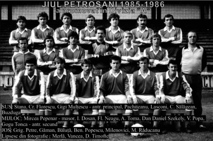 Lotul formației din Petroșani, care în vara lui 1986 a promovat în "A"