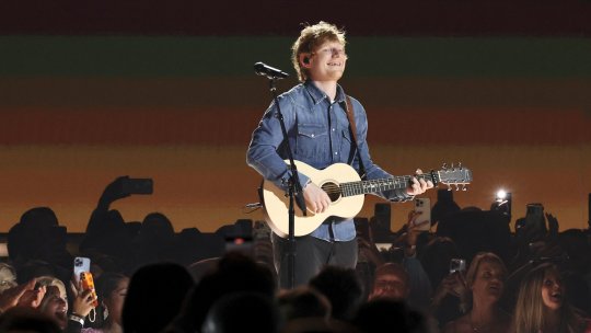 Ed Sheeran s-a afișat pe Arena Națională în tricoul unei echipe de fotbal. Cu ce vedetă de la Hollywood a fost surprins la final