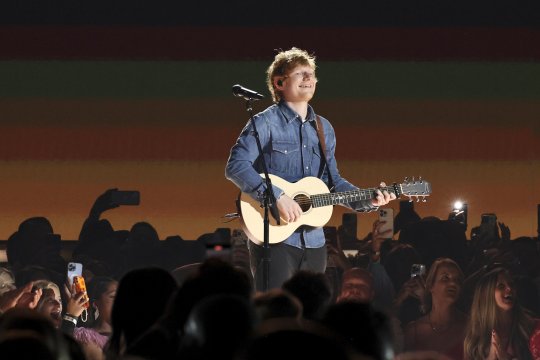 Ed Sheeran s-a afișat pe Arena Națională în tricoul unei echipe de fotbal. Cu ce vedetă de la Hollywood a fost surprins la final