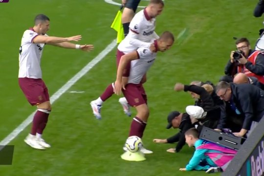 Fotbaliștii lui West Ham, eroi! Bowen și Soucek au intervenit imediat după ce un panou publicitar s-a prăbușit pentru un copil