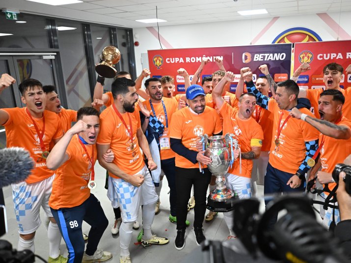 Jucătorii de la Corvinul Hunedoara celebrând câștigarea Cupei României