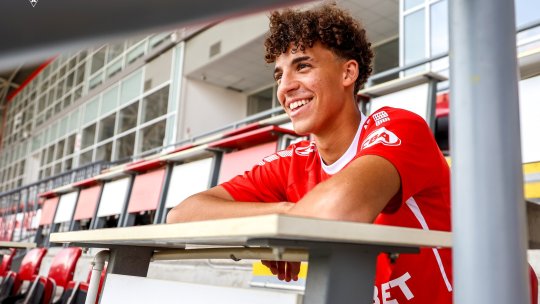 OFICIAL | Tânărul trecut prin Academia Barcelonei a semnat cu UTA