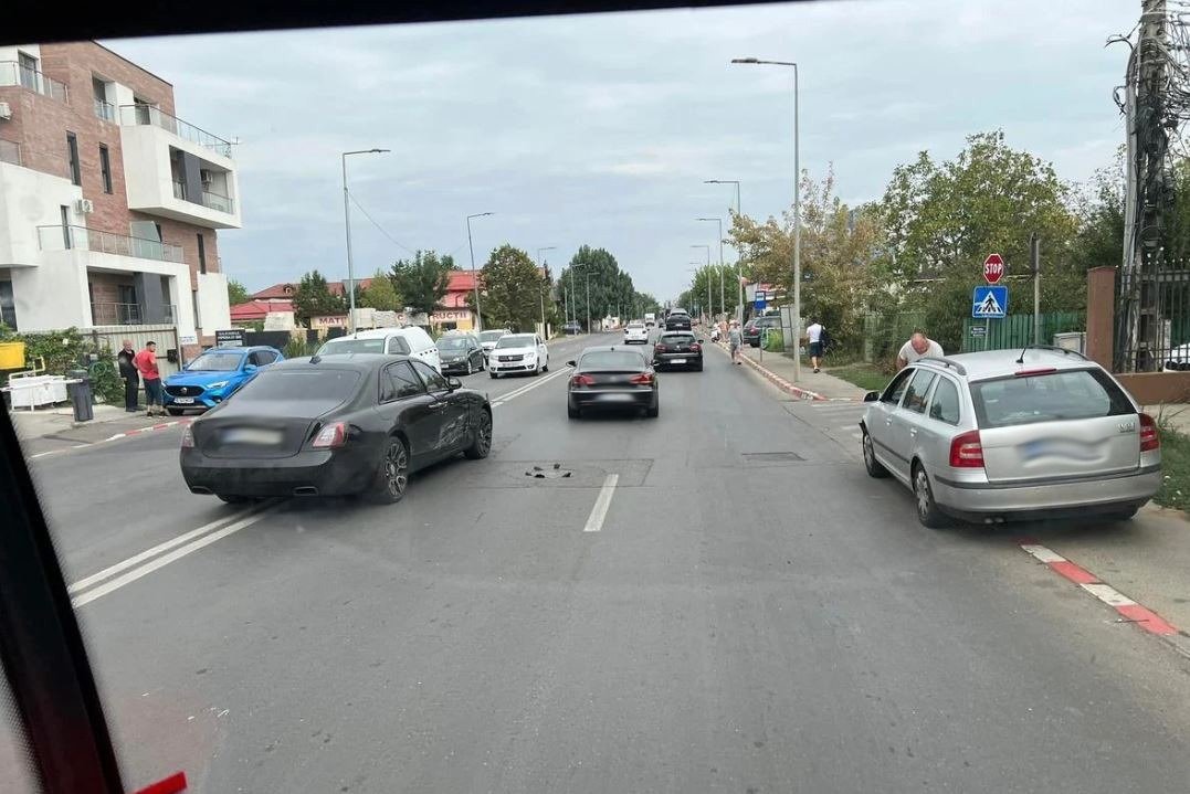Automobilul lui Gigi Becali este cel negru, din stânga