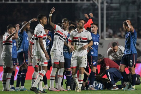 Tragedie în Copa Libertadores. Un fotbalist s-a prăbușit pe teren și a murit