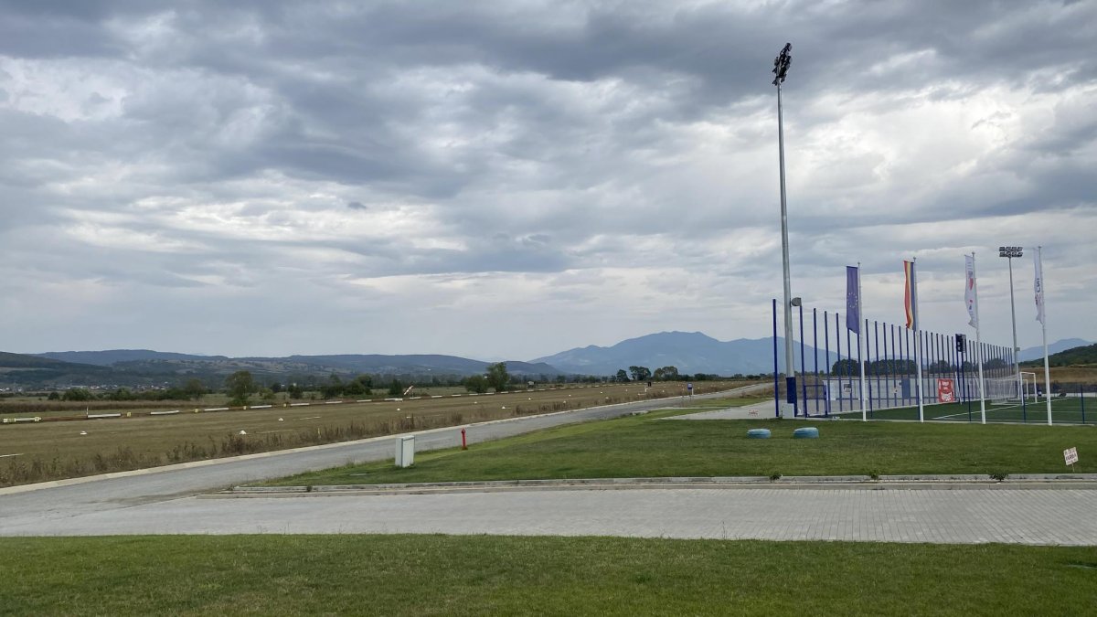 aerodromul din Bistrita se afla in imediata apropiere a noii baze sportive
