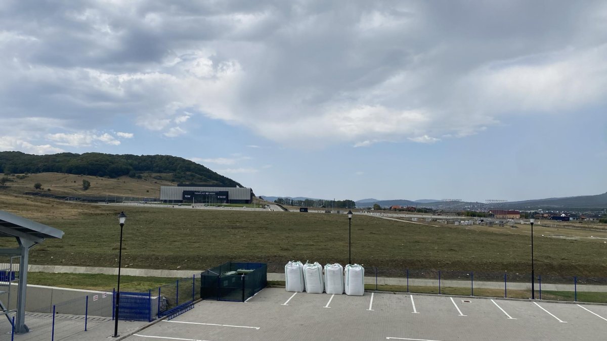 terenul pe care se va construi noul stadion de fotbal din Bistrita. Arena va avea 10.000 de locuri