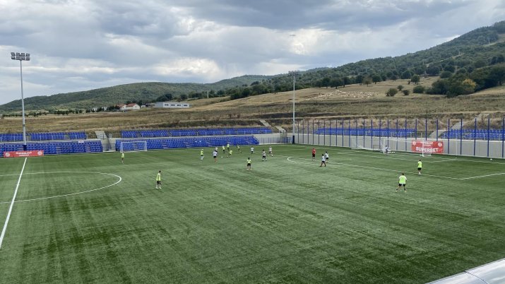 in spatele tribunelor se vor mai amenaja un stadion de atletism si un bazin olimpic