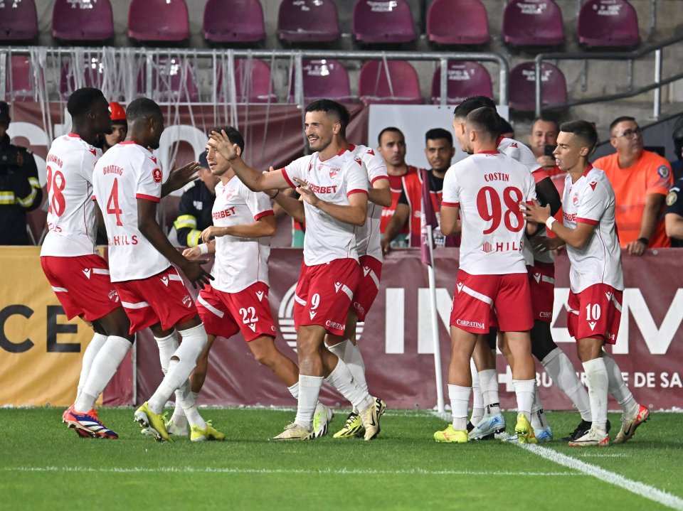 Jucătorii lui Dinamo, bucurându-se la gol