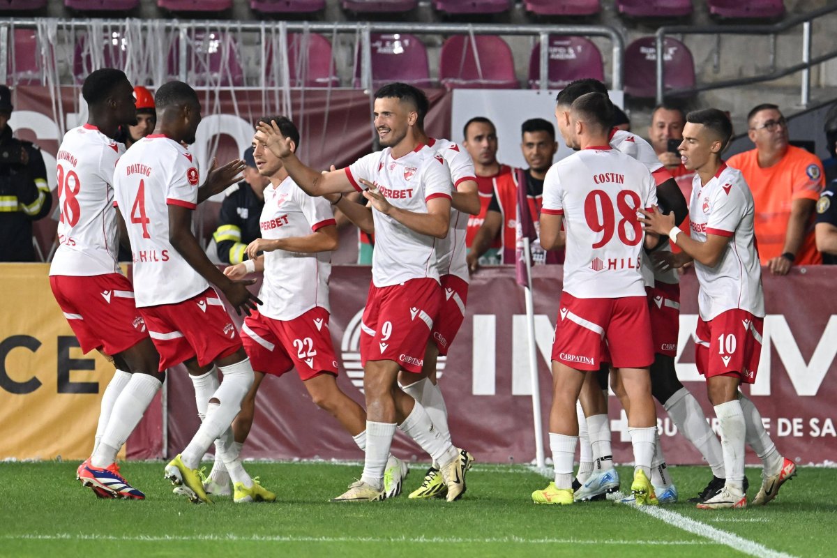 Jucătorii lui Dinamo, bucurându-se la gol