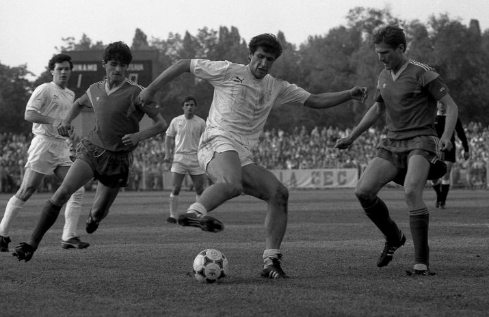 În trei sezoane jucate în tricoul lui Dinamo ('86-'89), Cămătaru (aici în duel cu Belodedici și Bölöni) n-a câștigat niciun trofeu, ci doar "Gheata de aur" a Europei în 1987. "Gheata" i-a fost revocată după 1990