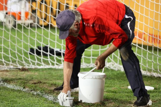 Imagini demne de cascadorii râsului. Eroarea de câțiva centimetri de la meciul Oțelul - Sepsi care au făcut gazdele să pună osul la treabă