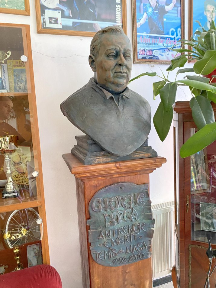 bust al fostului antrenor emerit Gheorghe Bozga