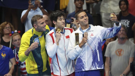 Motivul pentru care și-a făcut David Popovici selfie cu Zhanle Pan și Kyle Chalmers, după ce a cucerit bronzul la JO